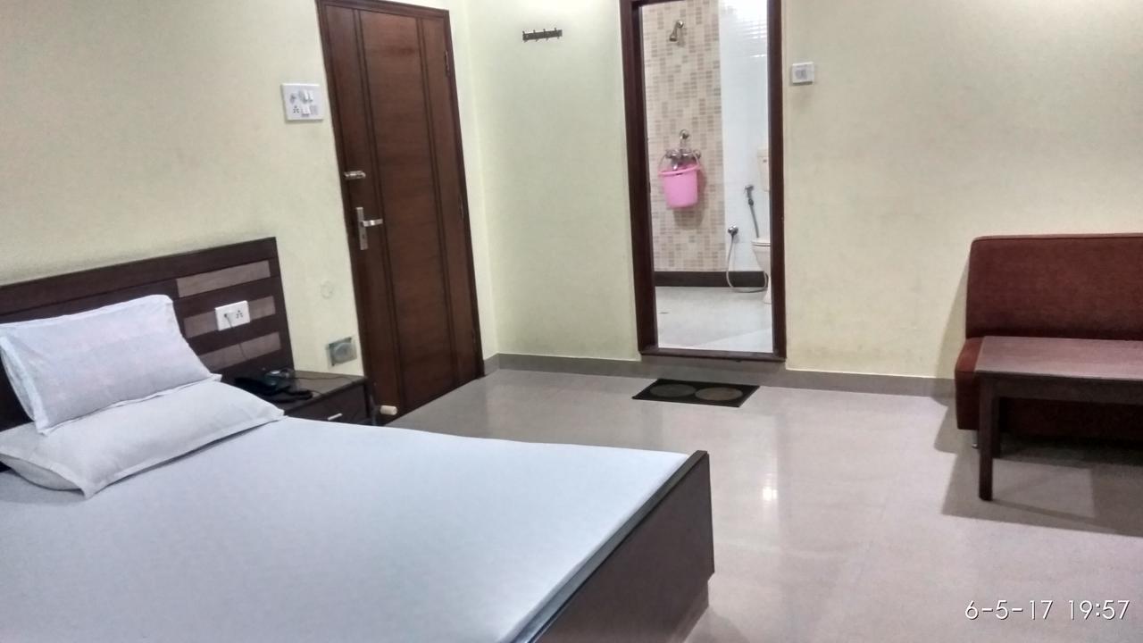 Hotel Varsa Dibrugarh Ngoại thất bức ảnh